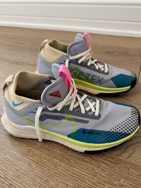 Nike Pegasus Women’s 7.5 Trail Running Shoes - Light Gray, Teal & Pink Accents